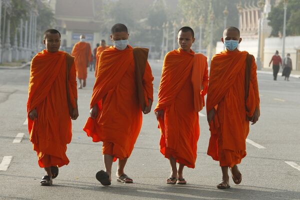 Буддийские монахи в масках в Пномпене, Камбоджа.  - Sputnik Абхазия