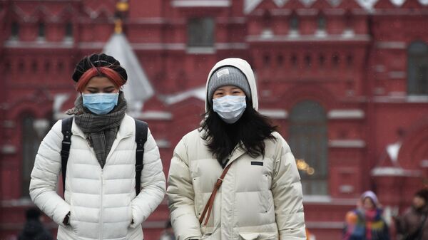 Иностранные туристы в защитных масках на Красной площади в Москве - Sputnik Абхазия