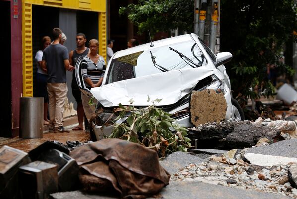 Поврежденный автомобиль после сильного наводнения, вызванного дождями в Белу-Оризонти, Бразилия - Sputnik Абхазия