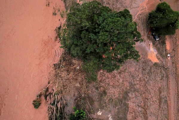 Аэрофотоснимок вышедшей из берегов реки Дас Велхас после проливных дождей в Сабара, Белу-Оризонти, штат Минас-Жерайс, Бразилия  - Sputnik Абхазия