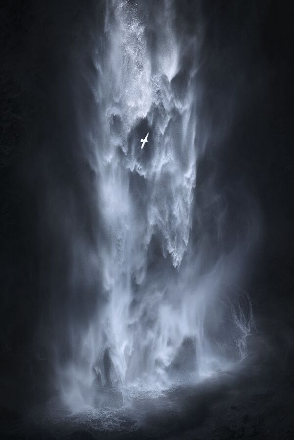 Снимок водопада Hangandifoss в Исландии немецкого фотографа Kai Hornung , попавший в ТОП-101 конкурса 2019 International Landscape Photographer of the Year - Sputnik Абхазия