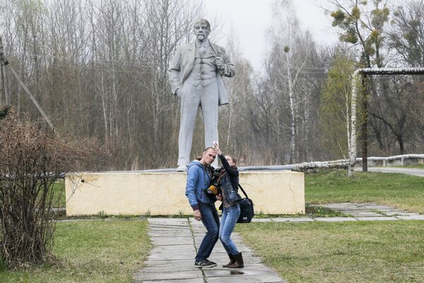 Журналисты делают селфи на фоне памятника Ленину в Чернобыле - Sputnik Абхазия