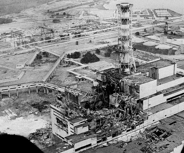 Вид на Чернобыльскую АЭС через несколько дней после аварии, 1986 год - Sputnik Абхазия