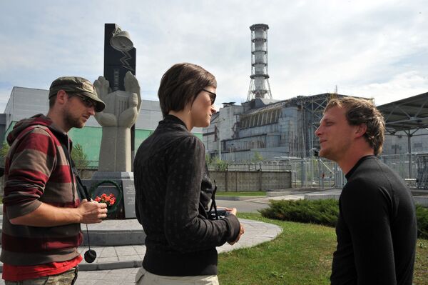 Туристы из Бельгии перед саркофагом, возведенным над разрушенным 4-м энергоблоком Чернобыльской АЭС - Sputnik Абхазия