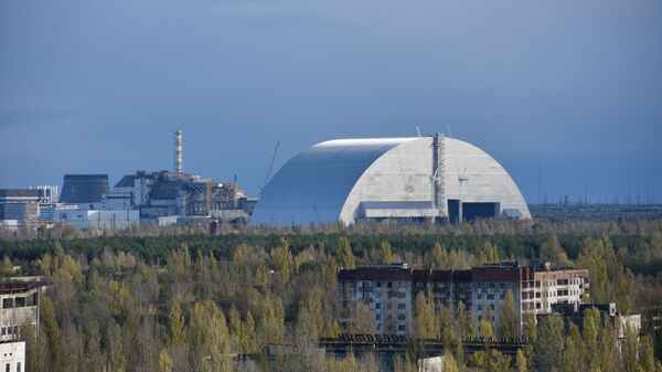Вид на новый безопасный конфайнмент и саркофаг на 4-м энергоблоке Чернобыльской атомной электростанции из города Припять - Sputnik Абхазия