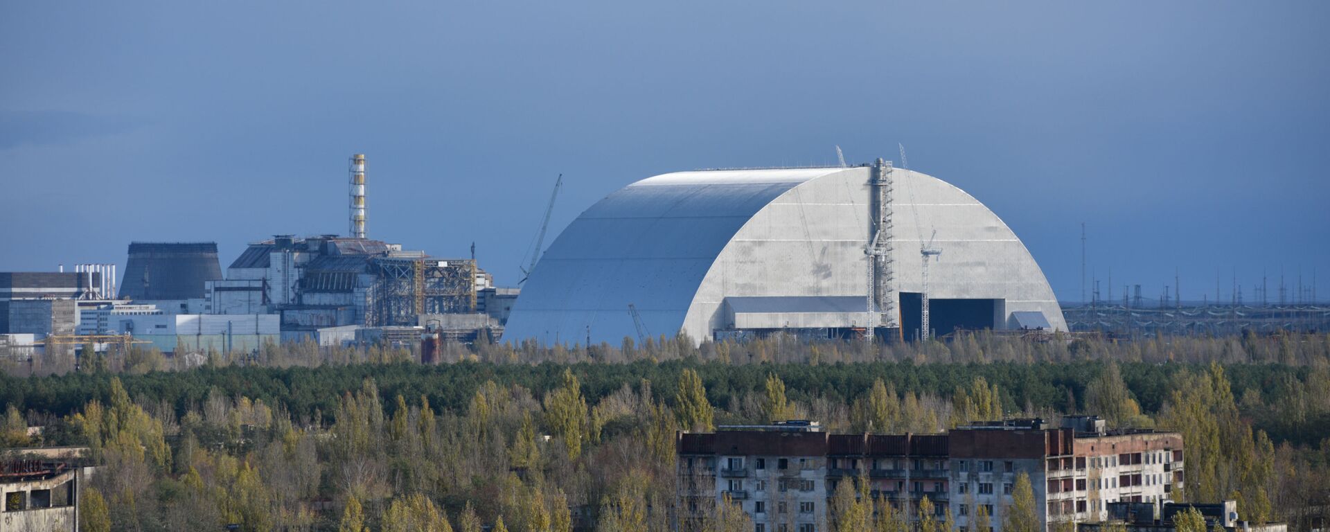 Вид на новый безопасный конфайнмент и саркофаг на 4-м энергоблоке Чернобыльской атомной электростанции из города Припять - Sputnik Абхазия, 1920, 04.03.2022