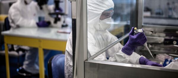 Ученые за работой в лаборатории  - Sputnik Аҧсны