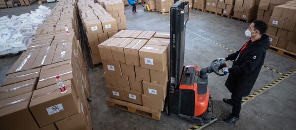 На этом снимке, сделанном 4 февраля 2020 года, сотрудники и добровольцы в защитных масках переносят медицинские принадлежности на склад выставочного центра, который был превращен во временную больницу в Ухани, эпицентре новой вспышки коронавируса, в центральном Китае. - Sputnik Абхазия