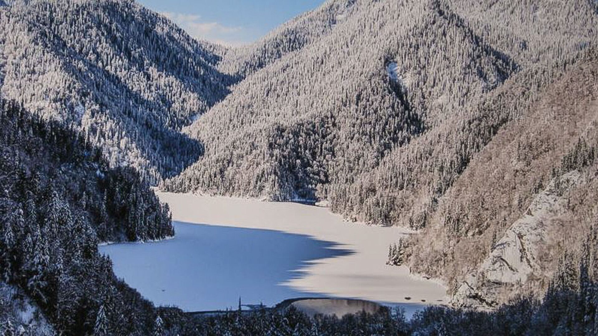 Озеро Рица замерзает