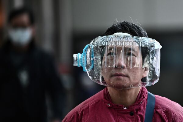 Житель Гонконга использует пластиковую бутылку в качестве маски, чтобы защититься от коронавируса - Sputnik Абхазия