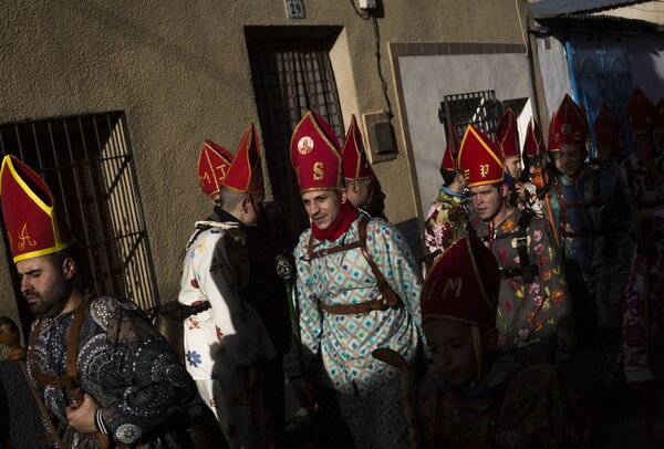 Участники во время шествия в рамках традиционного фестиваля Эндиаблада в городе Альмонасид-дель-Маркесадо в Испании - Sputnik Абхазия