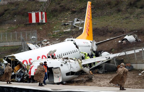 Самолет  Boeing 737 выкатился за пределы ВВП в Стамбуле и развалился.  - Sputnik Абхазия