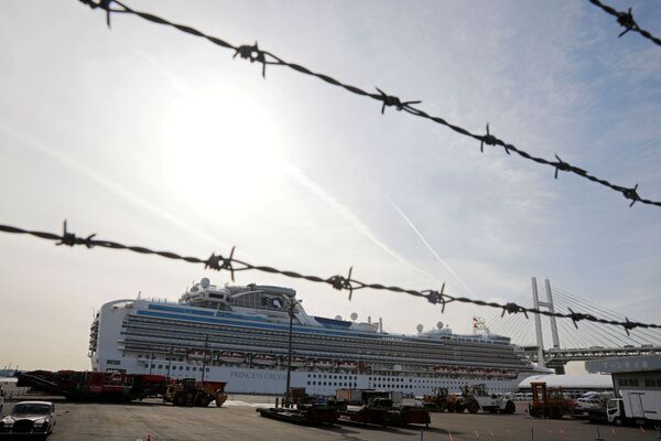Круизный лайнер Diamond Princes с зараженными коронавирусом пассажирами у японского порта Йокогама - Sputnik Абхазия