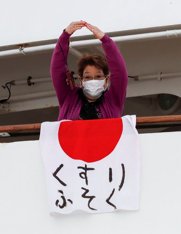 Пассажирка в медицинской маске на борту круизного лайнера Diamond Princes, помещенного в карантин у японского порта Йокогама - Sputnik Абхазия