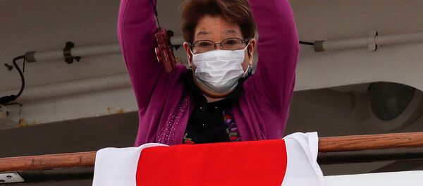 Пассажирка в медицинской маске на борту круизного лайнера Diamond Princes, помещенного в карантин у японского порта Йокогама Пассажирка в медицинской маске на борту круизного лайнера Diamond Princes, помещенного в карантин у японского порта Йокогама - Sputnik Абхазия