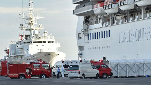 Пожарные машины и кареты скорой помощи у круизного лайнера Diamond Princes, помещенного в карантин у японского порта Йокогама - Sputnik Абхазия