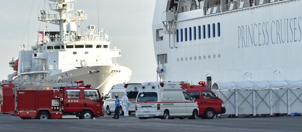 Пожарные машины и кареты скорой помощи у круизного лайнера Diamond Princes, помещенного в карантин у японского порта Йокогама Пожарные машины и кареты скорой помощи у круизного лайнера Diamond Princes, помещенного в карантин у японского порта Йокогама - Sputnik Абхазия