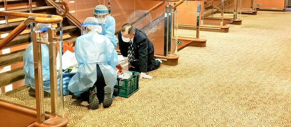 Люди в спецодежде на борту круизного лайнера Diamond Princes, помещенного в карантин у японского порта Йокогама Люди в спецодежде на борту круизного лайнера Diamond Princes, помещенного в карантин у японского порта Йокогама - Sputnik Абхазия