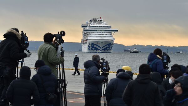 Фотографы и корреспонденты на фоне круизного лайнера Diamond Princes, помещенного в карантин у японского порта Йокогама - Sputnik Абхазия