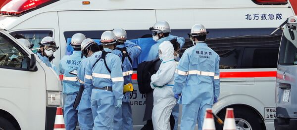 Пожарные в защитных костюмах помещают в машину скорой помощи заболевших пассажиров круизного лайнера Diamond Princes, помещенного в карантин у японского порта Йокогама Пожарные в защитных костюмах помещают в машину скорой помощи заболевших пассажиров круизного лайнера Diamond Princes, помещенного в карантин у японского порта Йокогама - Sputnik Абхазия