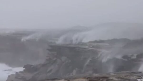 Обратные водопады в Австралии, когда сильный ветер и проливной дождь - Sputnik Абхазия