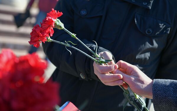 Участники мероприятия возложили цветы к мемориальный доске - Sputnik Абхазия