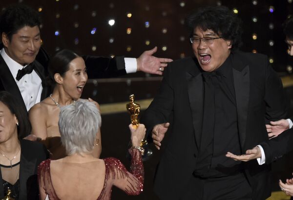 Режиссер Пон Чжун Хо во время получения статуэтки премии Оскар за лучший фильм в Лос-Анджелесе   - Sputnik Абхазия