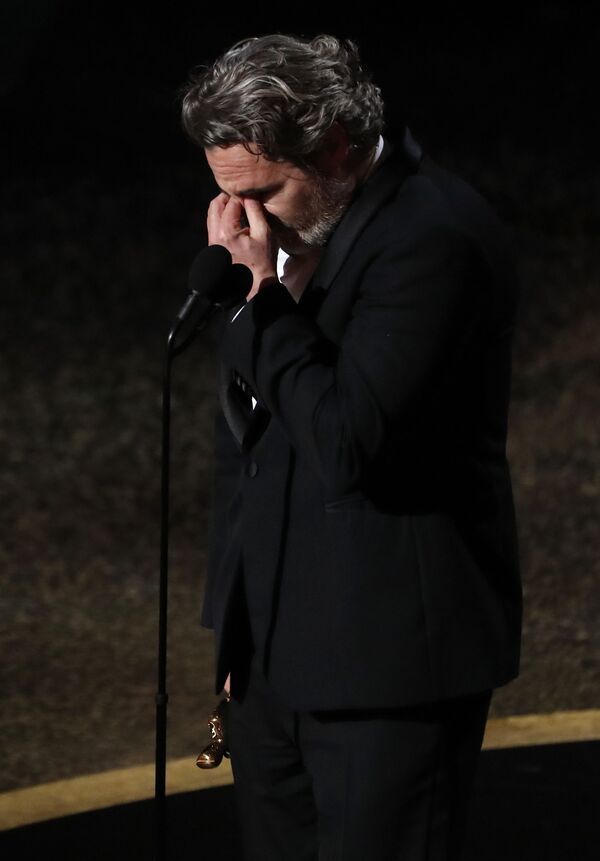 Актер Хоакин Феникс после получения премии Оскар за лучшую мужскую роль в Лос-Анджелесе  - Sputnik Абхазия