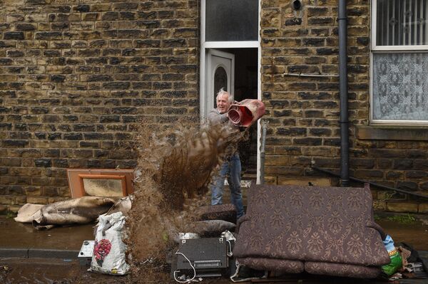 Мужчина чистит дом после наводнения в Северной Англии  - Sputnik Абхазия