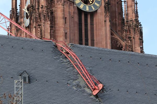 Упавший кран на крышу собора после шторма Киара в Германии  - Sputnik Абхазия