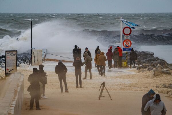 Сильные волны после прохождения шторма Киара на бельгийском побережье  - Sputnik Абхазия