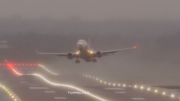Самолет во время сложной посадки из-за шторма Киара в аэропорту Бирмингема - Sputnik Абхазия