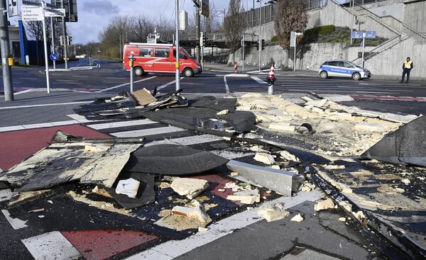 Обломки крыши на дороге после прохождения шторма Киара в Германии - Sputnik Абхазия