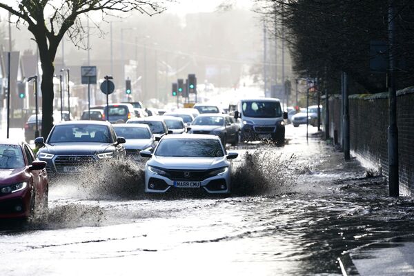 Машины едут по затопленной дороге в Манчестере - Sputnik Абхазия