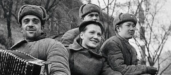 Советские солдаты в освобожденном Будапеште Советские солдаты в освобожденном Будапеште - Sputnik Абхазия