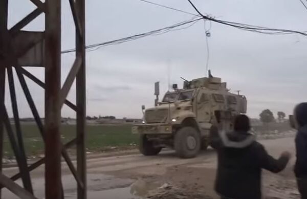 Американские войска забросали камнями в северо-восточной Сирии Американские войска забросали камнями в северо-восточной Сирии - Sputnik Абхазия