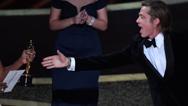 Актер Брэд Питт во время получения премии Оскар за лучшую мужскую роль второго плана в Лос-Анджелесе  - Sputnik Абхазия