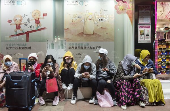 Женщины в защитных масках на одной из улиц в Гонконге - Sputnik Абхазия