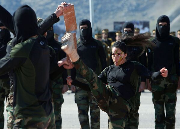 Бойцы Пешмерга на церемонии выпуска в военном лагере в провинции Эрбиль - Sputnik Абхазия