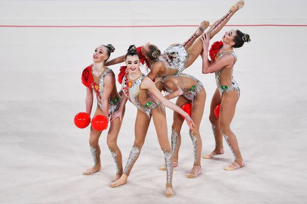 Спортсменки сборной России в финале групповой программы по художественной гимнастике на этапе Гран-при Москвы - Sputnik Абхазия