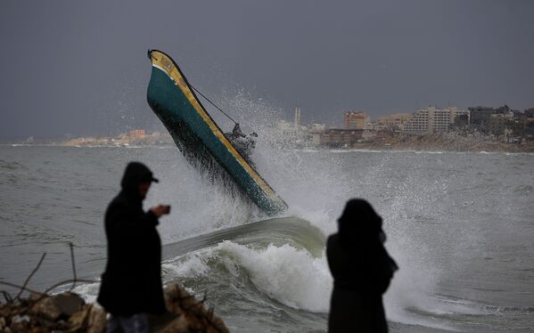 Палестинские рыбаки у берегов Газы - Sputnik Абхазия