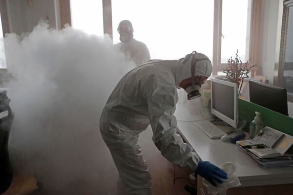 Дезинфекция офиса в Шанхае в связи со вспышкой коронавируса в Китае - Sputnik Абхазия