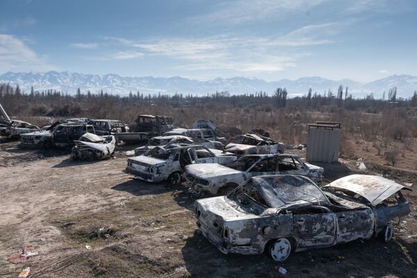 Автомобили, сожженные во время массовых беспорядков в Кордайском районе Жамбылской области Казахастана - Sputnik Абхазия