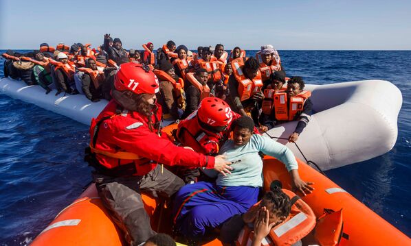 Члены испанской неправительственной организации Maydayterraneo во время спасения около 90 мигрантов в Средиземном море у побережья Ливии - Sputnik Абхазия