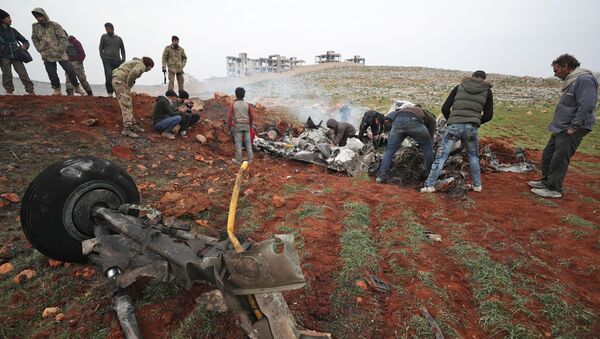 Люди ищут металлолом среди обломков сбитого сирийского военного вертолета - Sputnik Абхазия