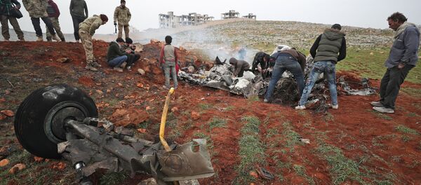 Люди ищут металлолом среди обломков сбитого сирийского военного вертолета Люди ищут металлолом среди обломков сбитого сирийского военного вертолета - Sputnik Абхазия