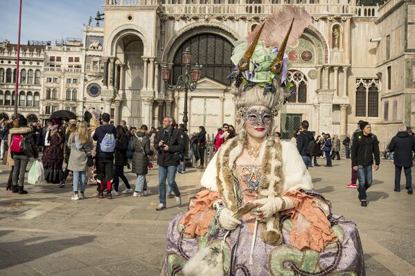Участница Венецианского карнавала-2020 на площади Сан-Марко в Венеции - Sputnik Абхазия