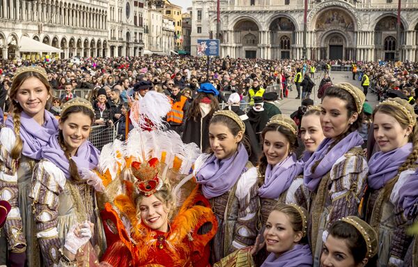 Участники Венецианского карнавала-2020 на площади Сан-Марко в Венеции - Sputnik Абхазия