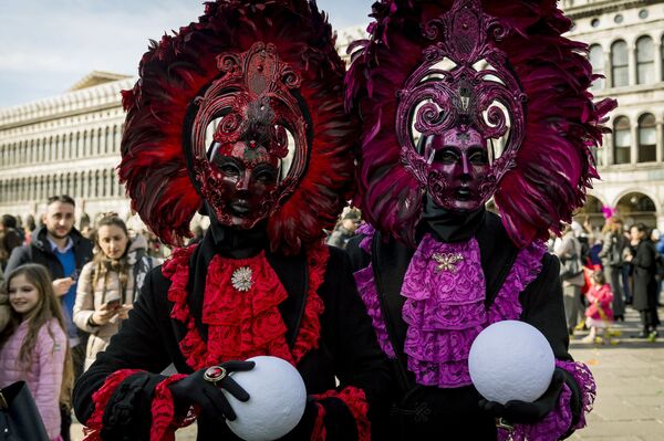 Участники Венецианского карнавала-2020 на площади Сан-Марко в Венеции - Sputnik Абхазия