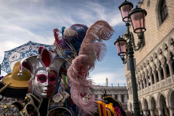 Участник в маске во время Венецианского карнавала-2020 на площади Сан-Марко в Венеции - Sputnik Абхазия